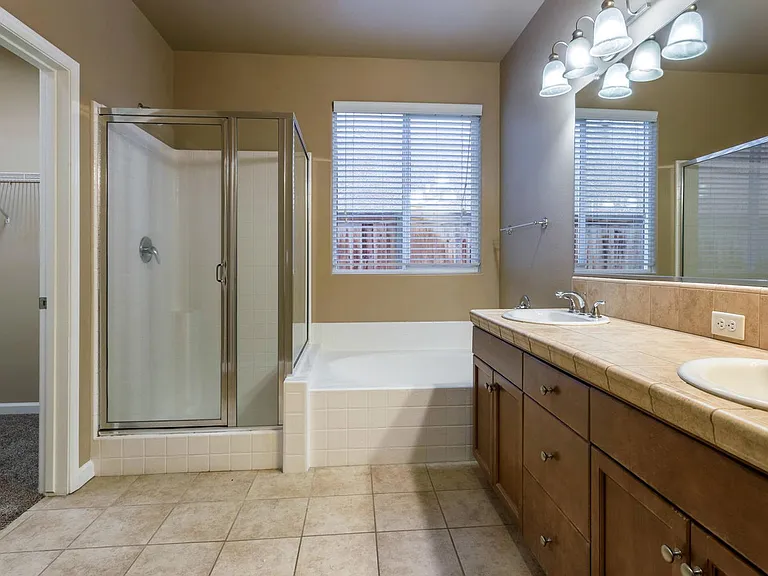4044 Heritage Ln — Photo 31
