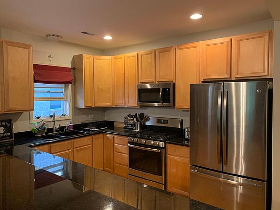 4th image of 3924 N Southport Ave APT 3S