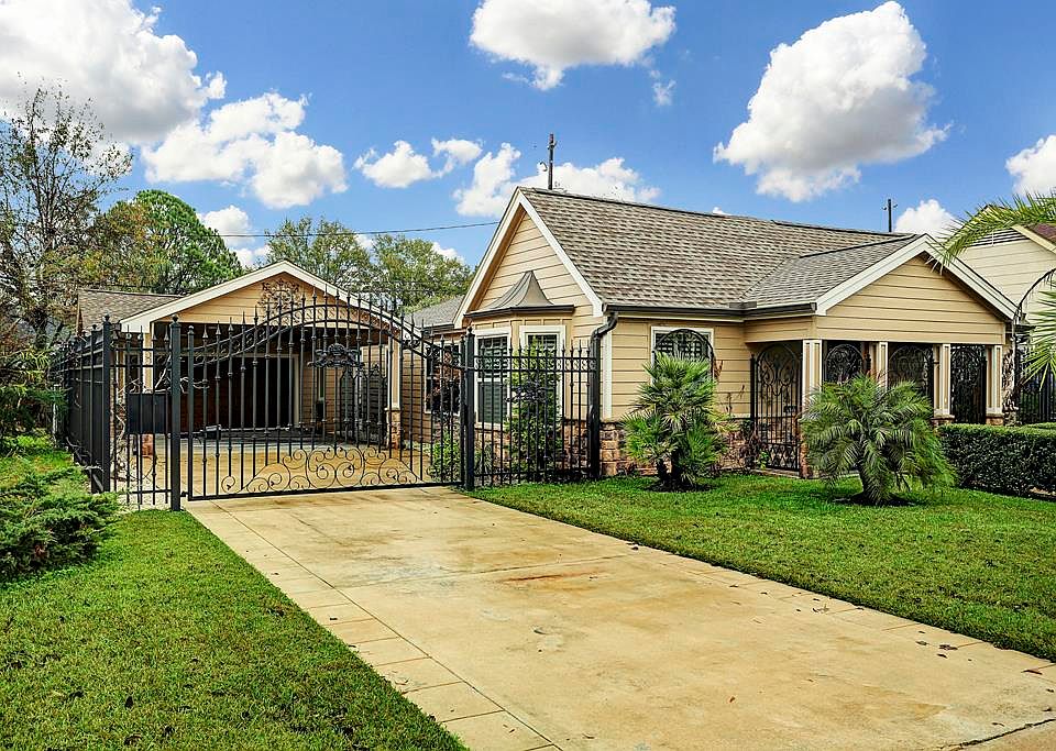 1st image of 6415 Pinehurst Dr