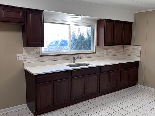 3410 N Duck Lake Rd, Highland, MI 48356