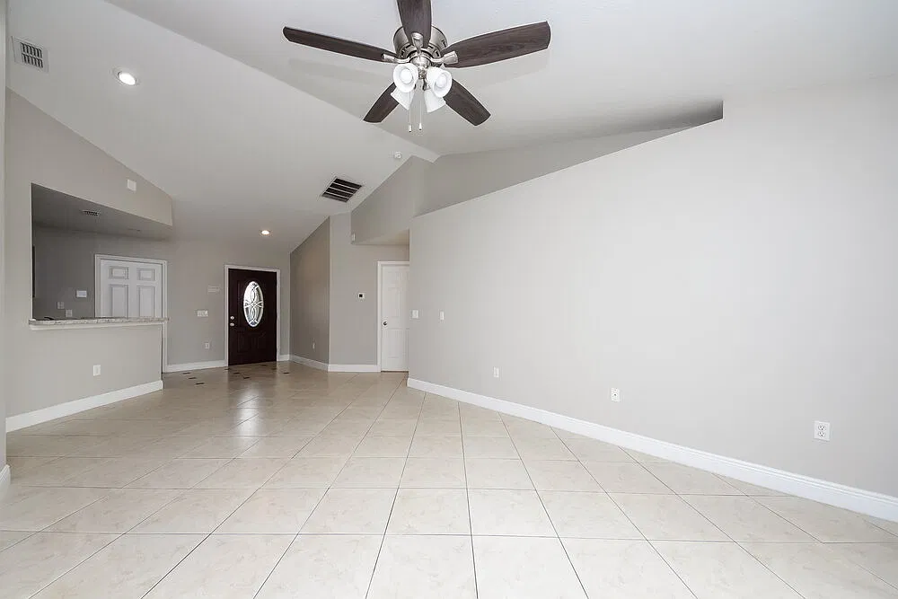 3 bed, 2.0 bath, 1254 sqft, $2,070 — Photo 2