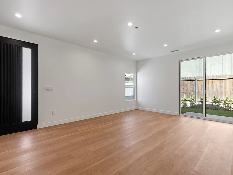 21824 Cohasset St — Photo 4