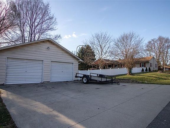 5th image of 122 Elmwood Dr