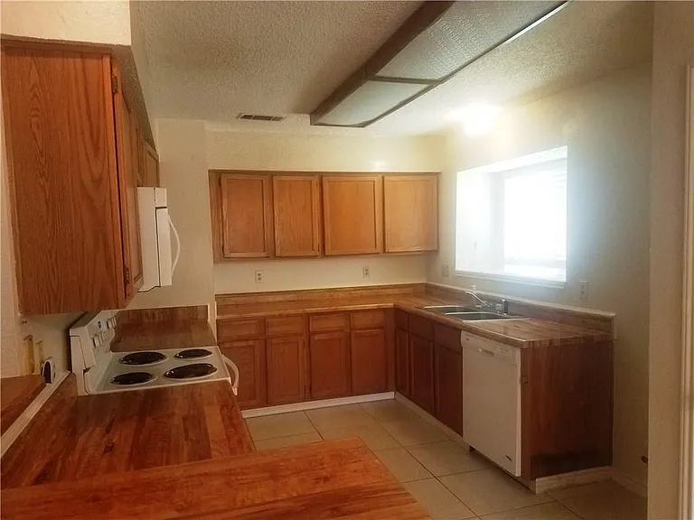 2425 Inverness Dr — Photo 6