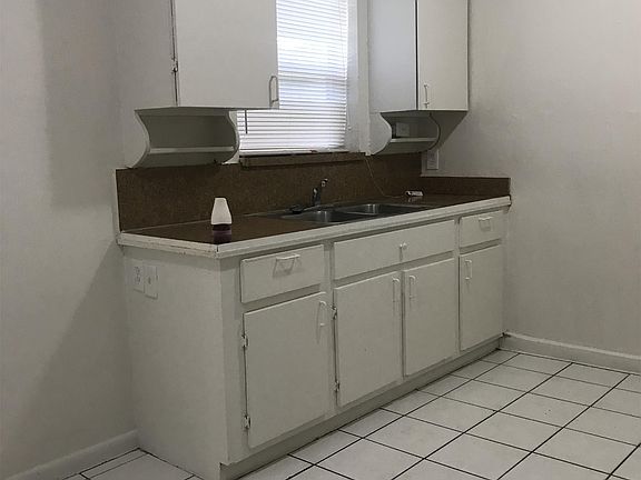 4th image of 925 NW 11th Ct