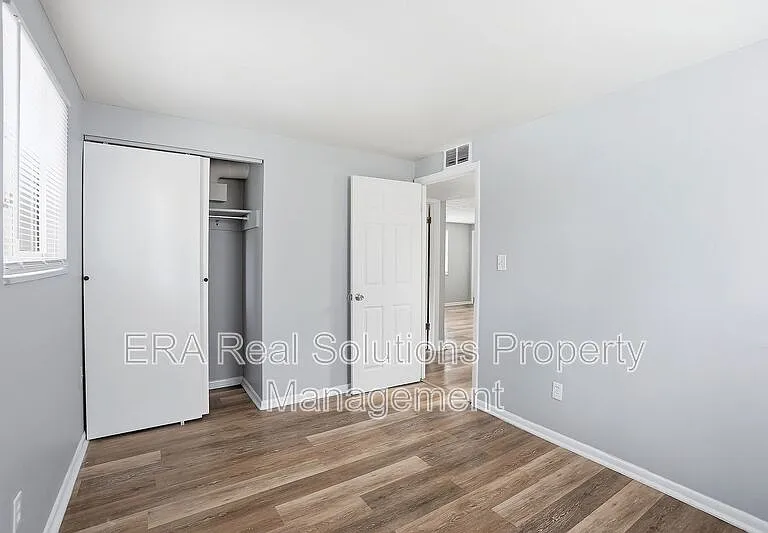 281 S Napoleon Ave #B — Photo 8