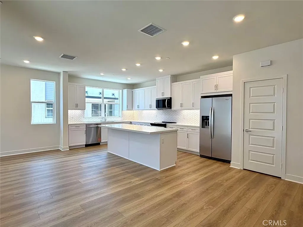 3 bed, 2.5 bath, 1634 sqft, $3,500 — Photo 2