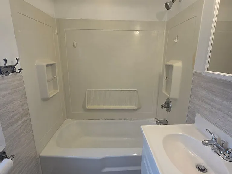 533 W Broadway — Photo 13