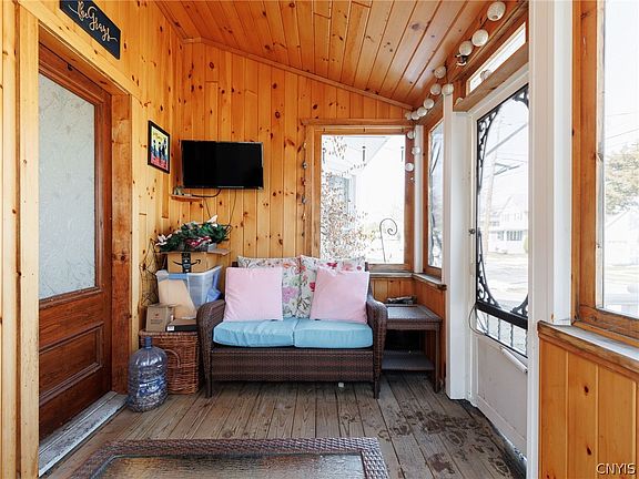 2nd image of 524 Franklin St