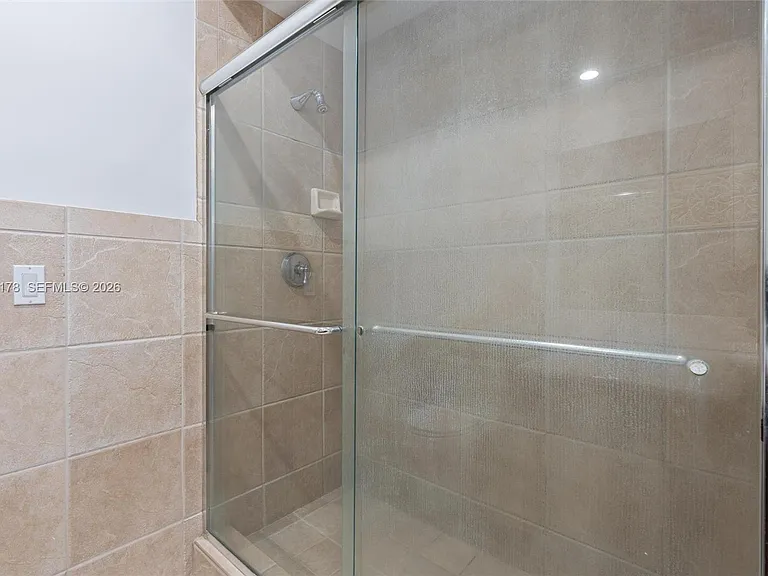 1772 NE 9th St #7 — Photo 14