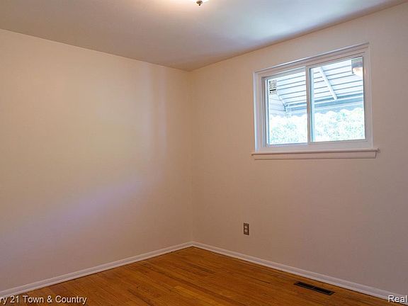 3rd image of 31158 Shawn Dr