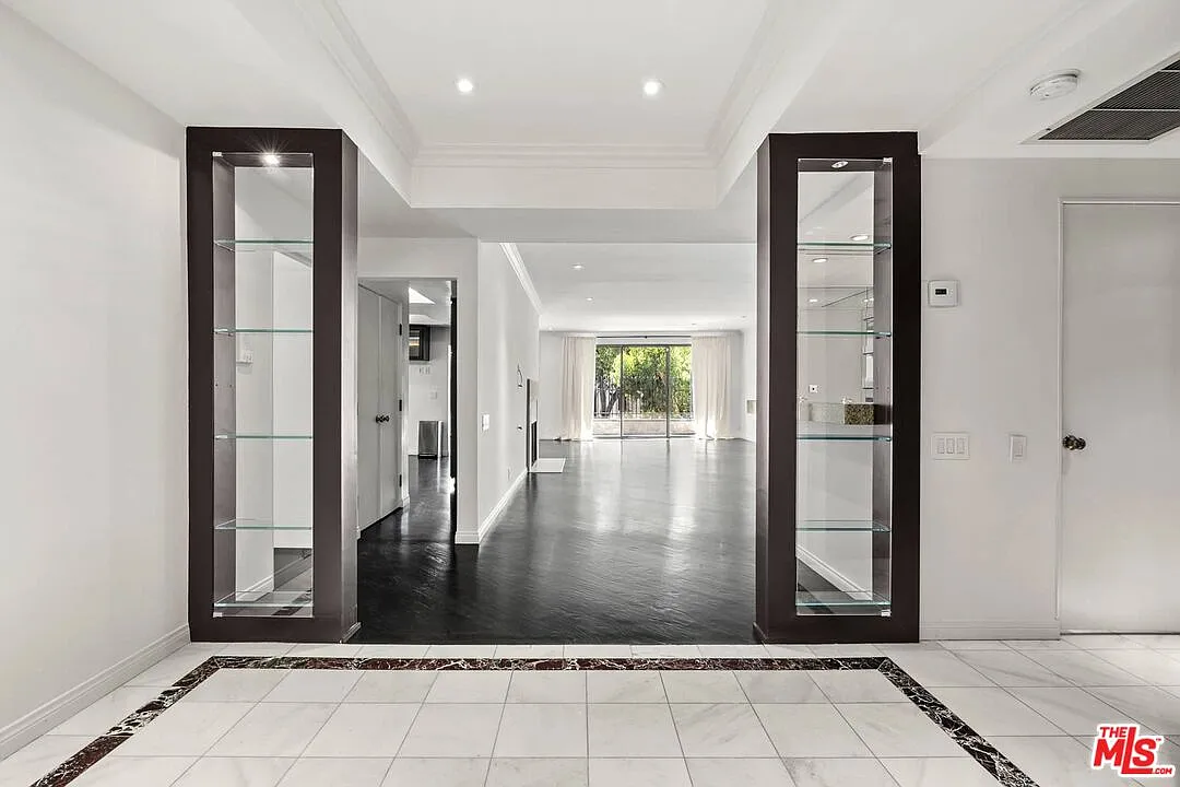 2 bed, 2.5 bath, 2500 sqft, $6,400 — Photo 3