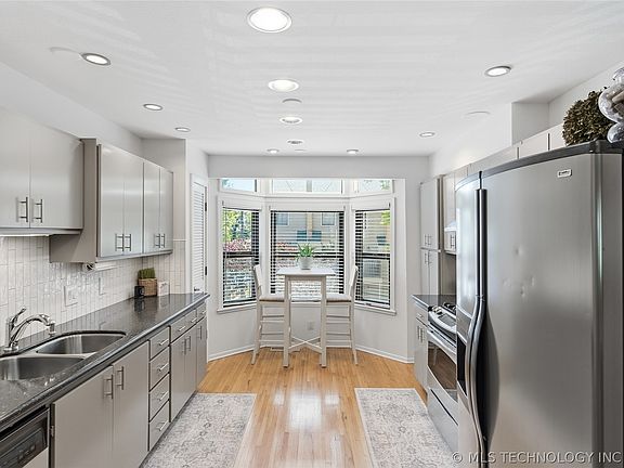 4th image of 1227 S Lawton Ave #14