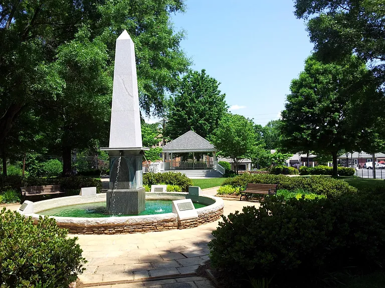 10 minute walk to Roswell Square!