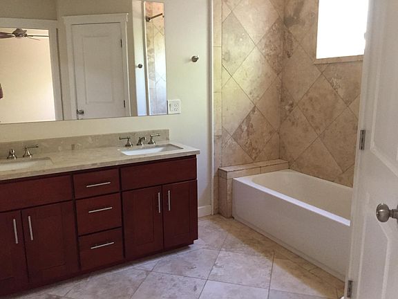 Bathroom between bedrooms