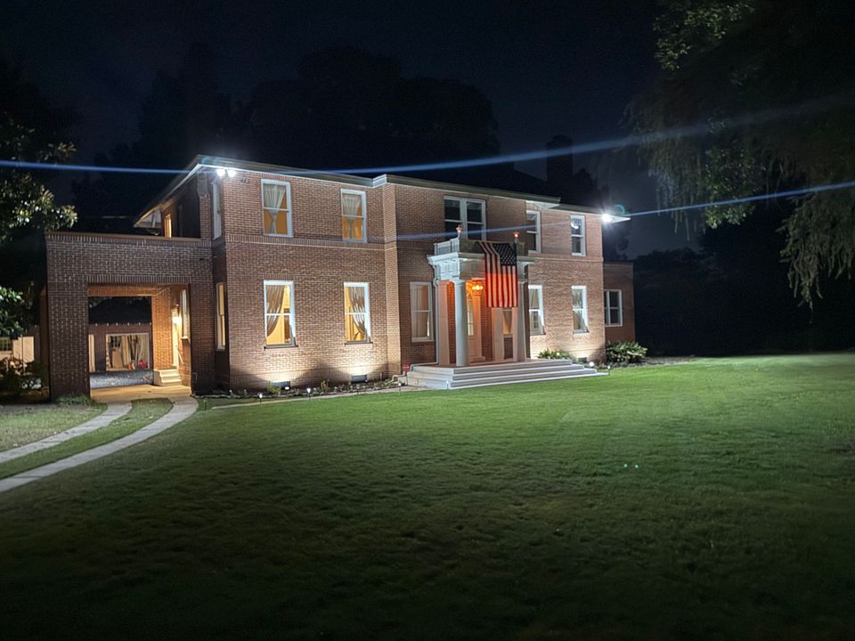 1st image of 2901 Summerville Rd