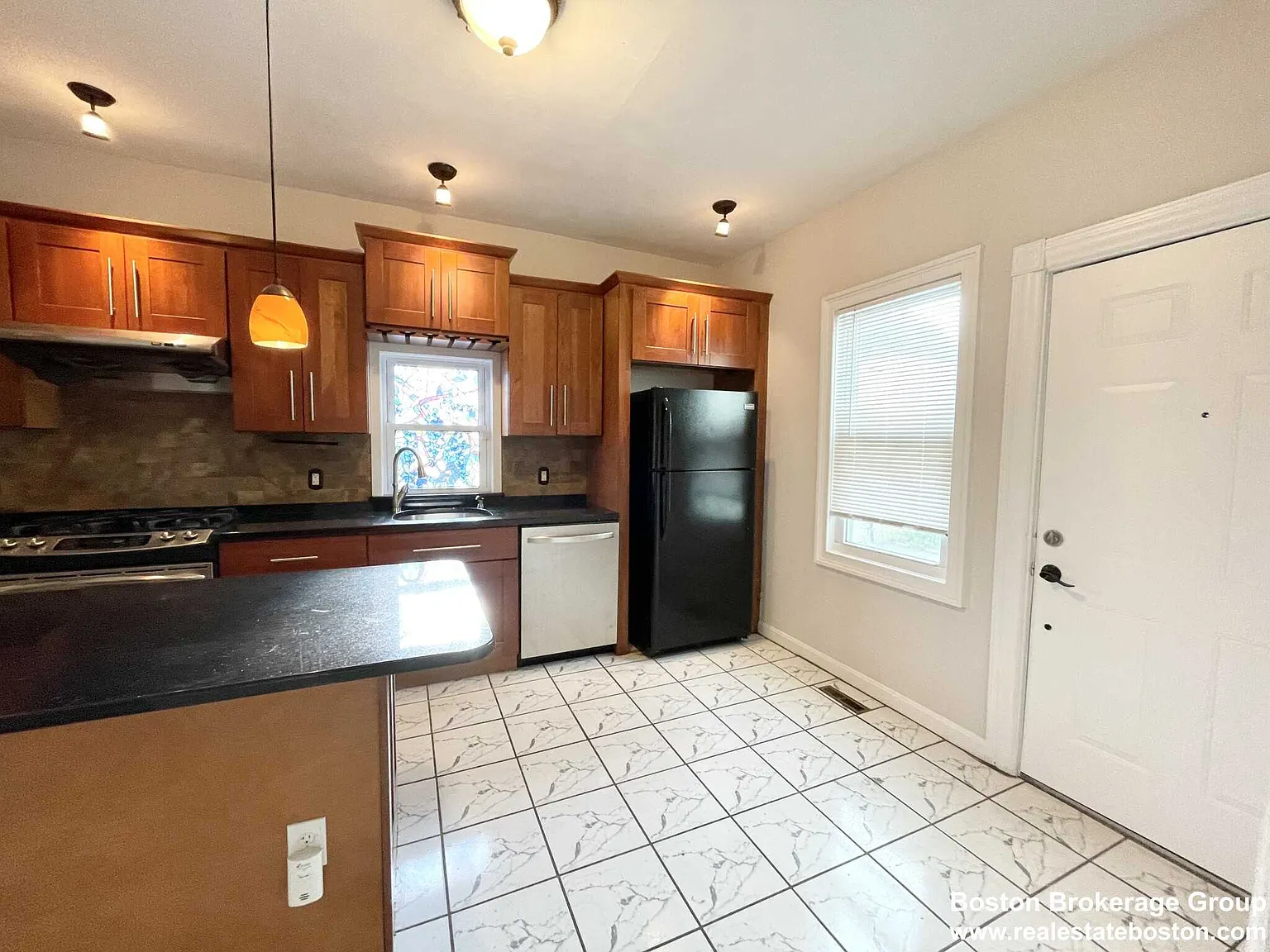 5 bed, $6,000 — Photo 2