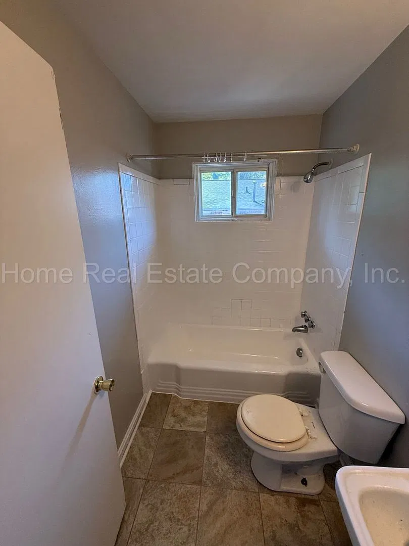1435 Clark Avenue Apt C — Photo 4