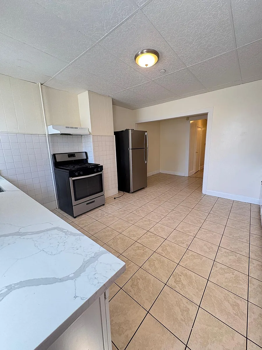 Building Photo - 85 Linden St #1