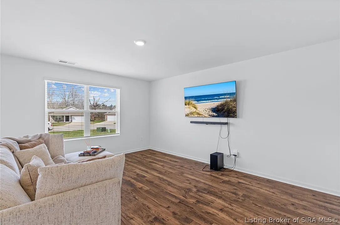 3 bed, 2.5 bath, 1818 sqft, $2,200 — Photo 2