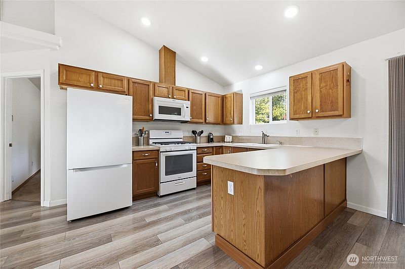 4th image of 815 Cody Street SE