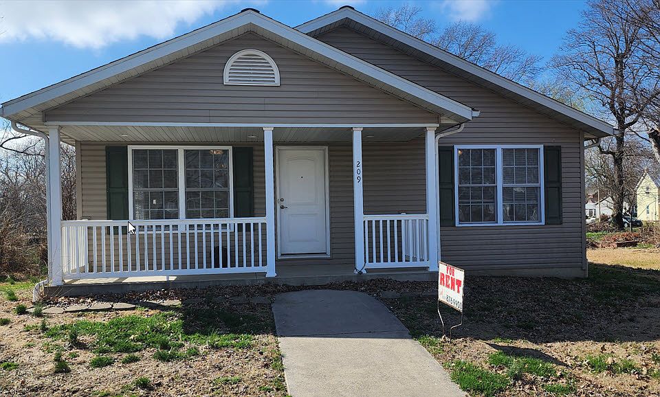 3 Bed 2 Bath with 3 Car Garage - Newer Home