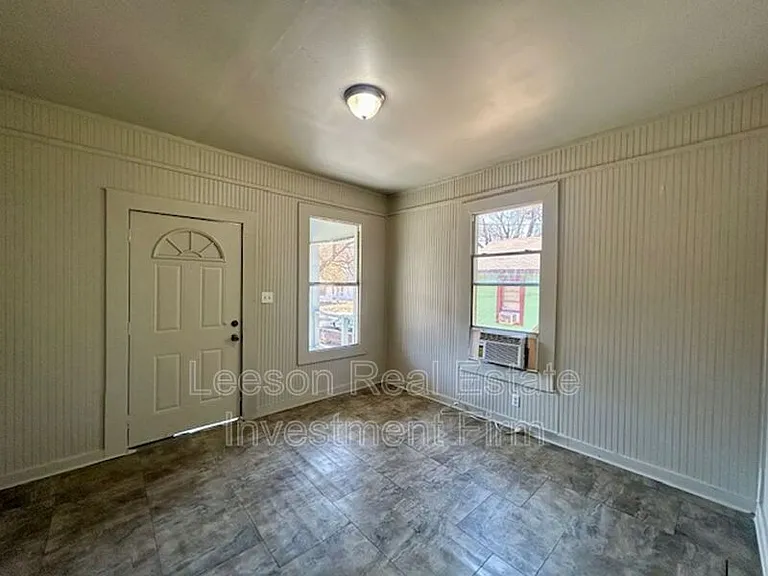 2544 Dupont St — Photo 4