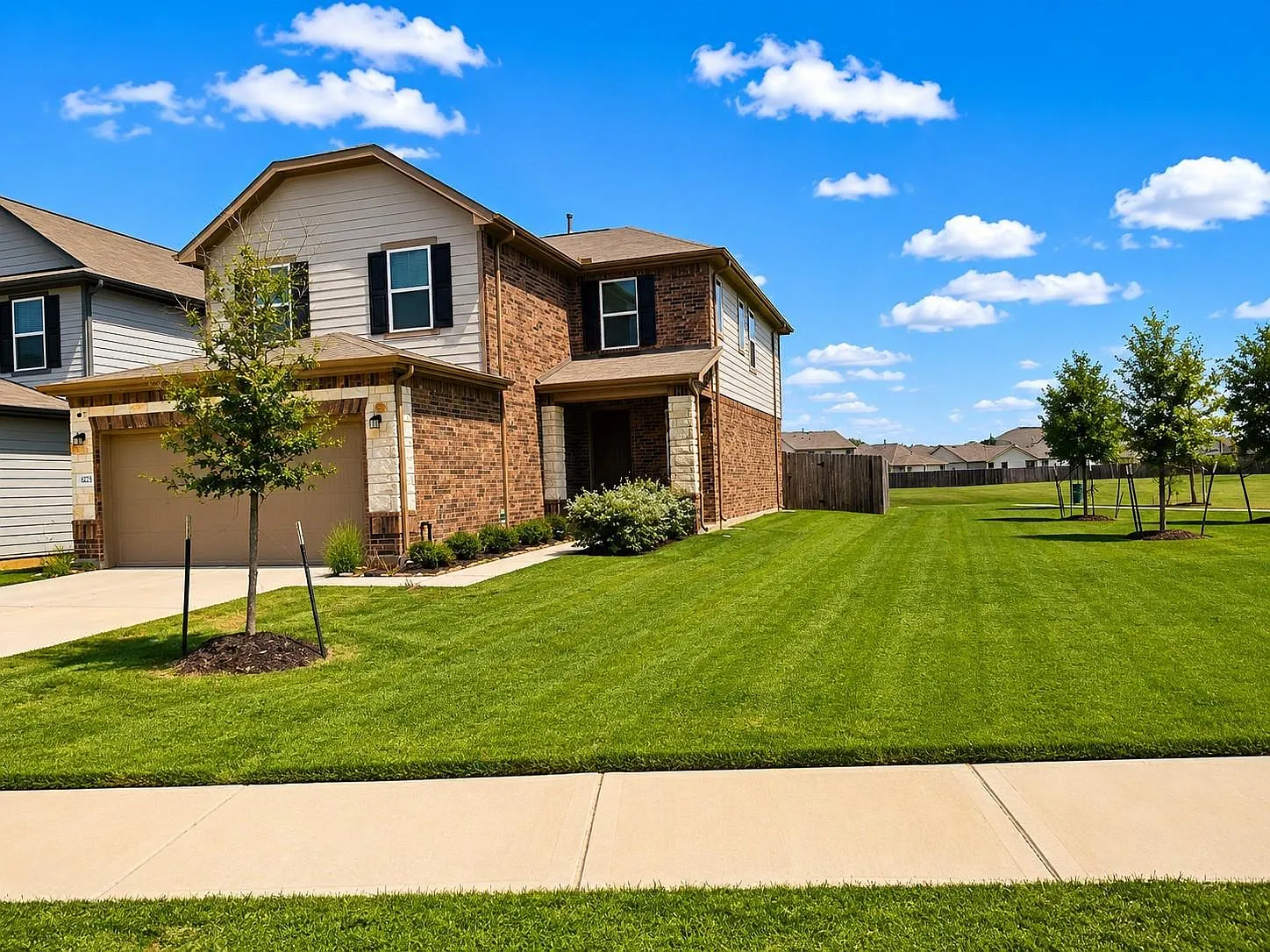 3 bed, 2.5 bath, 2500 sqft, $2,300 — Photo 2
