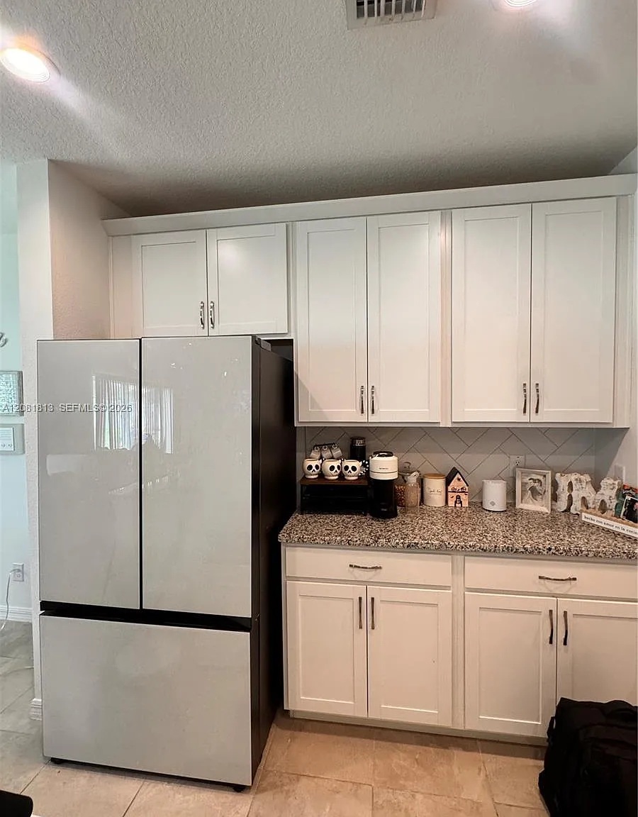 4 bed, 2.5 bath, 2400 sqft, $2,650 — Photo 3