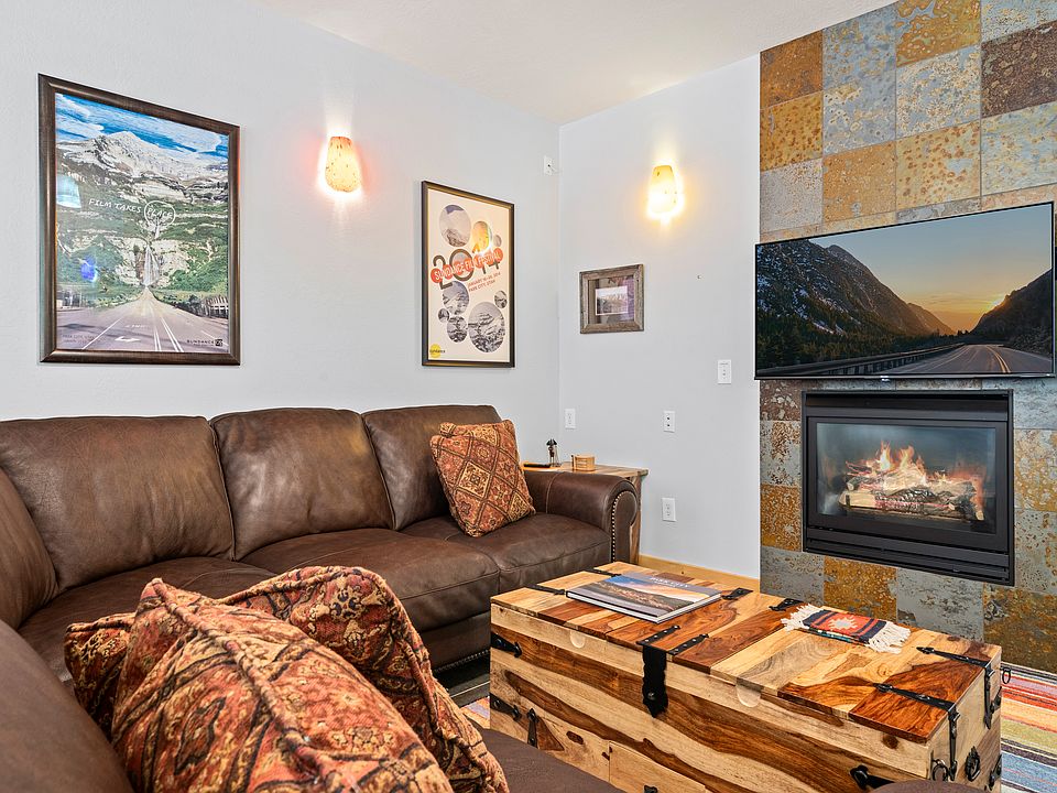 Living Area / Smart TV