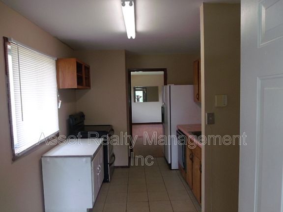 3rd image of 3806 Underhill Ln NE
