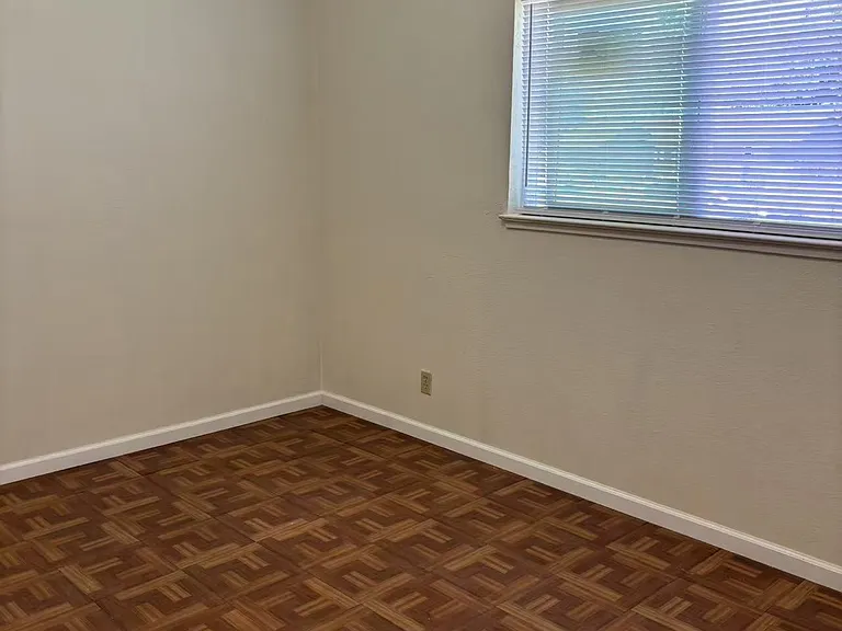 136 Mitchell Ave — Photo 10