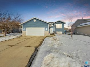 7420 W Luke Dr, Sioux Falls, SD 57106