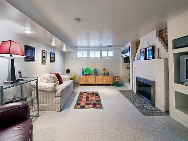 5th image of 2028 N Glencoe St