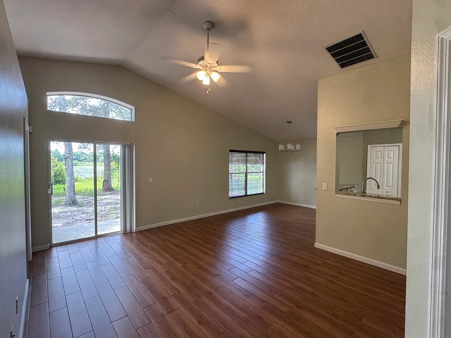 760 N Lake Ave — Photo 2