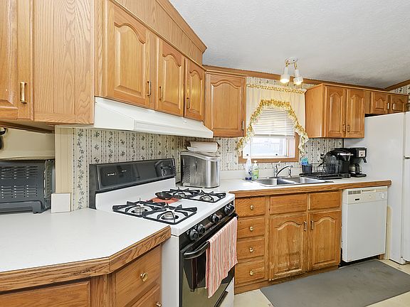 4th image of 32 Woodland Dr