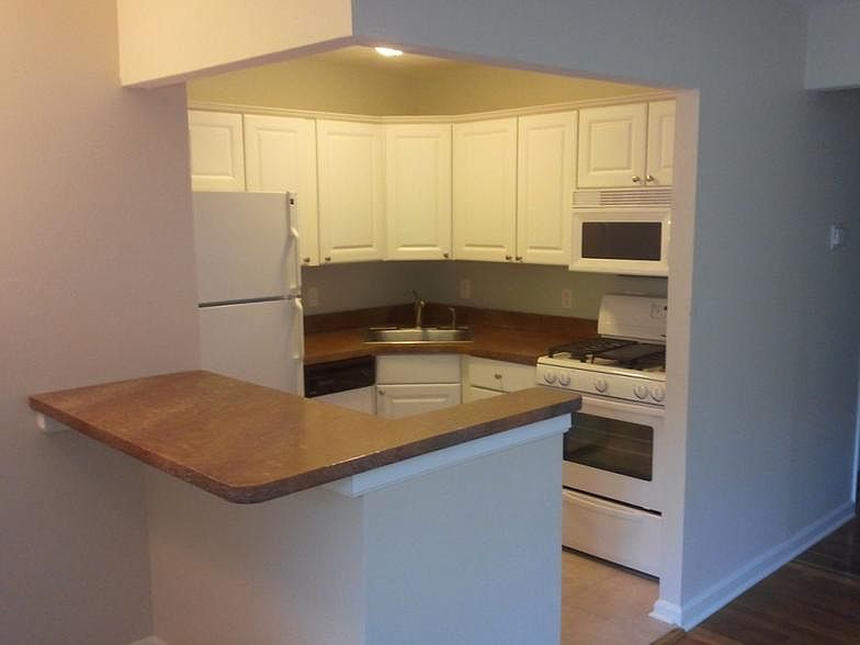 1st image of 440 Stanley Ave APT 4