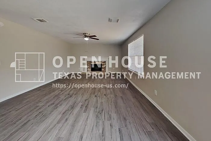 4 bed, 2.5 bath, 2366 sqft, $2,350 — Photo 4