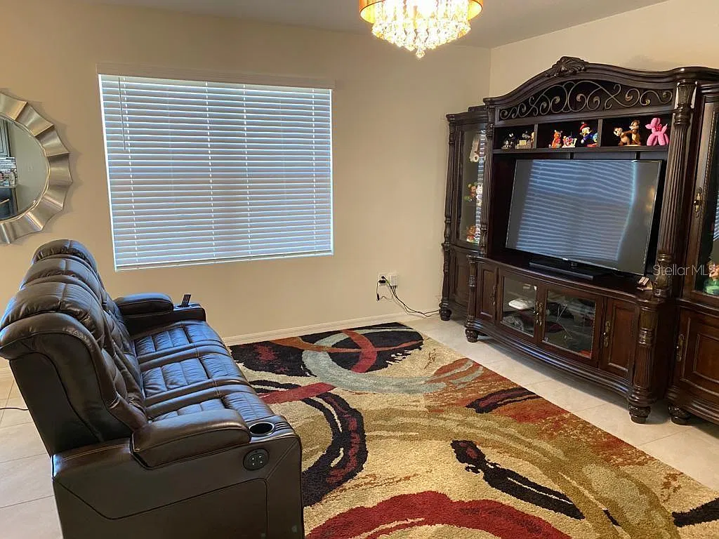 5 bed, 3.0 bath, 2626 sqft, $3,000 — Photo 2
