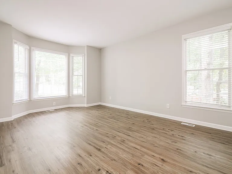 1004 Silverbell Ln — Photo 4