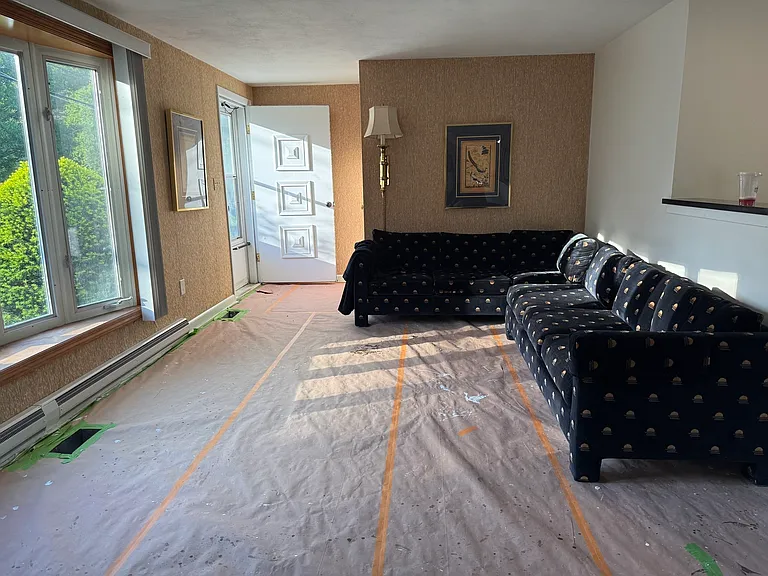 585 Burncoat St — Photo 22