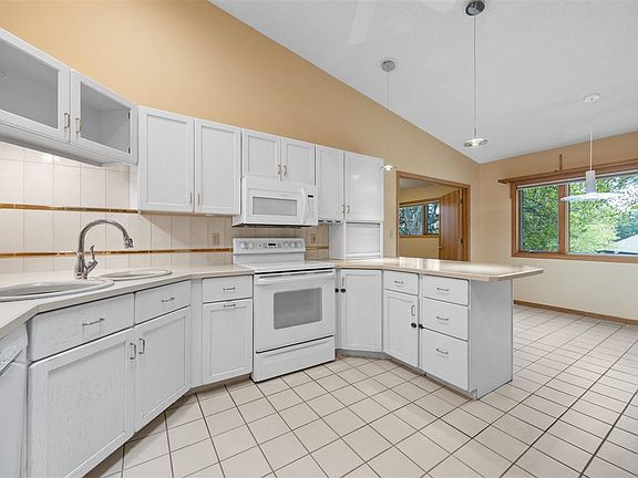 5th image of 24 Eastview Pl NE