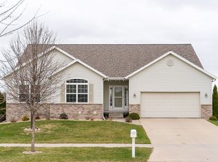 2412 Radcliffe Dr, Cedar Rapids, IA 52404