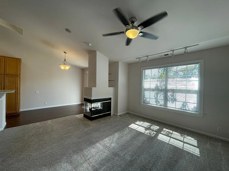 Exceptionally Spacious and Modernized 2x2 Townhouse w/Garage and Washer/Dryer Hookups! — Photo 18