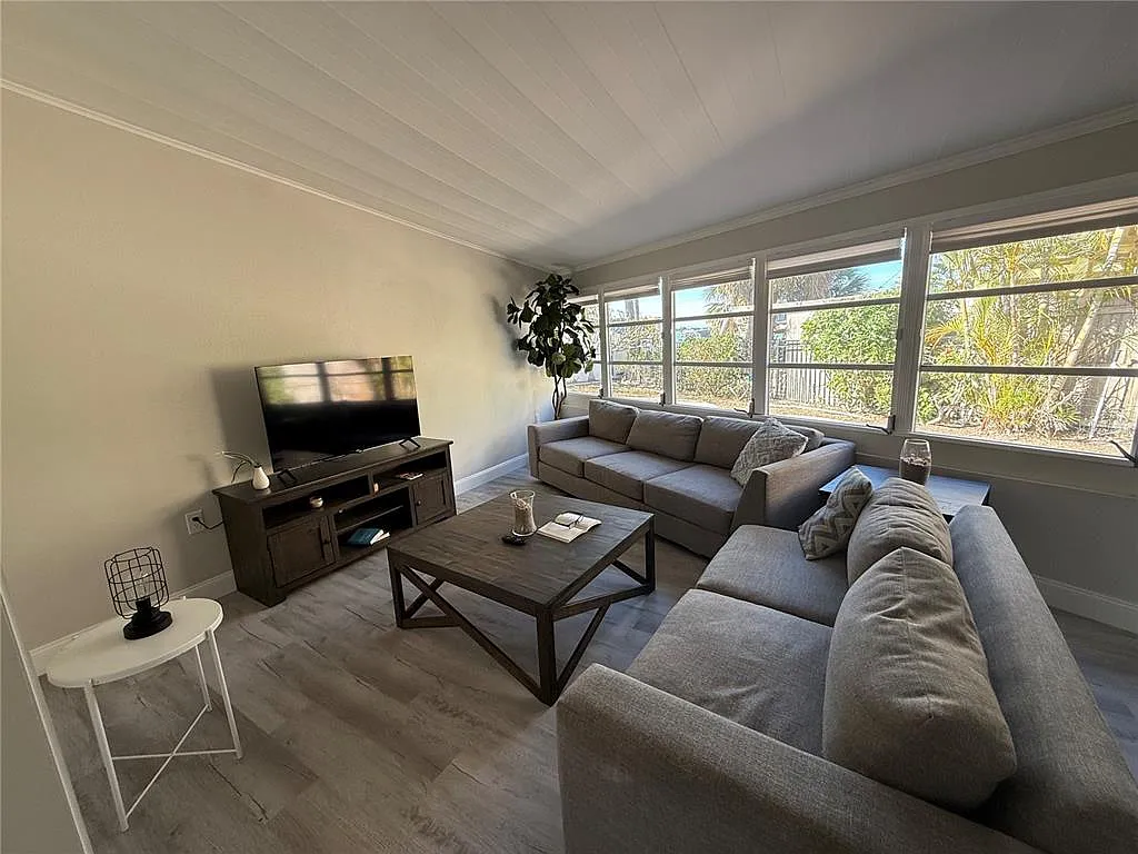 3 bed, 2.0 bath, 1626 sqft, $7,500 — Photo 3