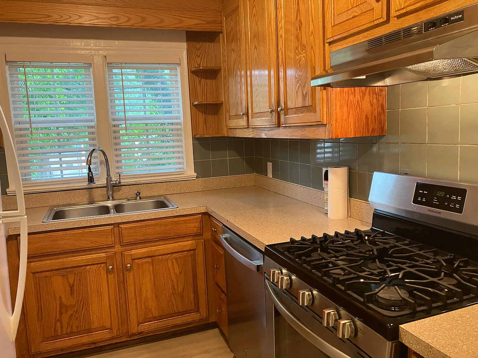 3 bed, 1100 sqft, $2,300 — Photo 2