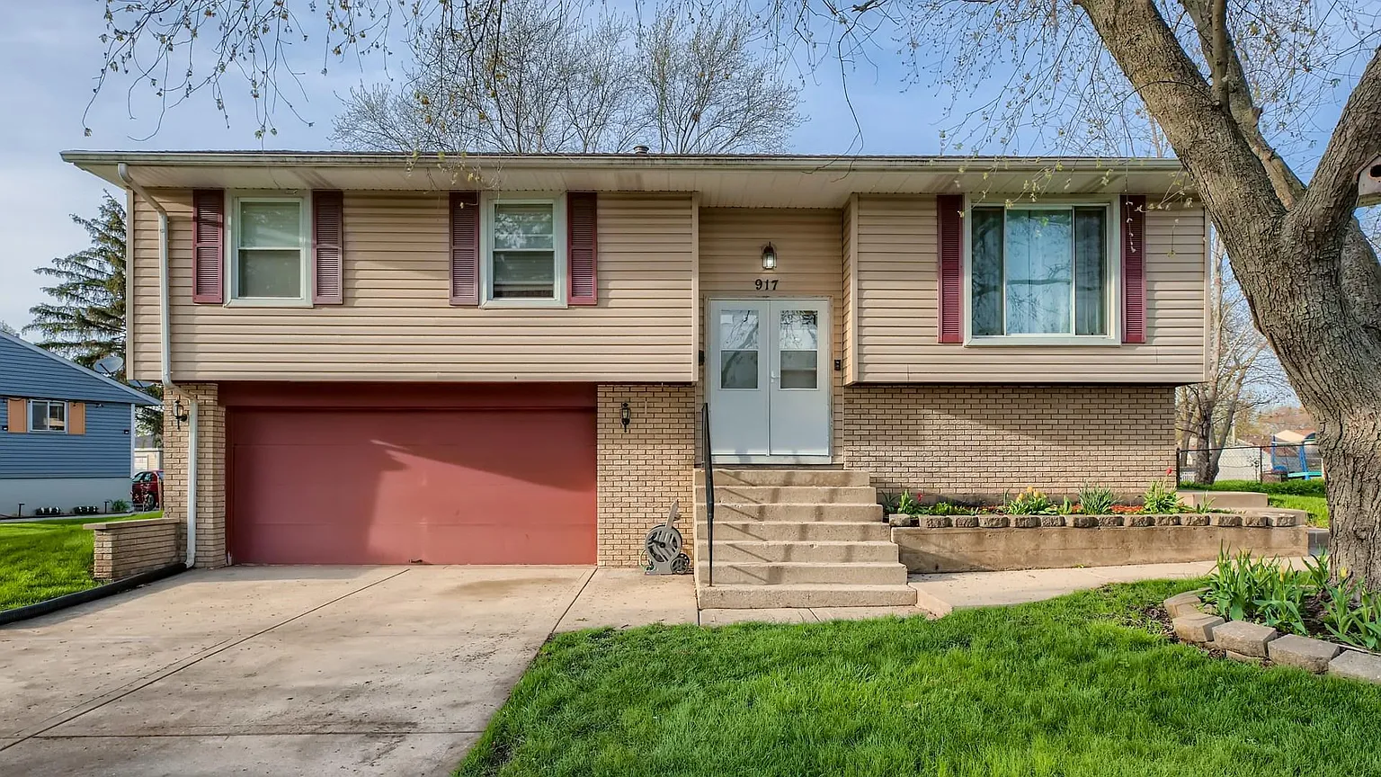 917 Meadow Ln photo 1