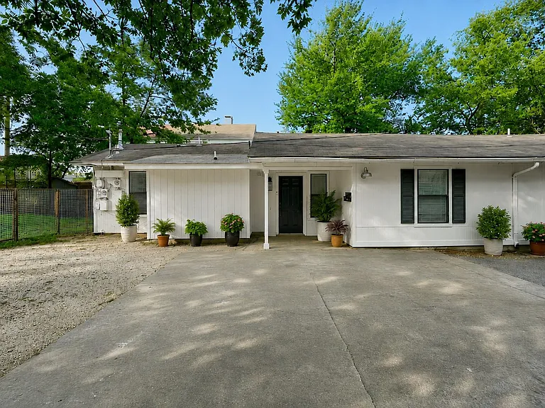 2407B Winsted Ln — Photo 2