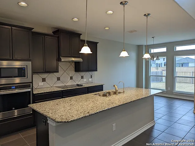 4 bed, 2.5 bath, 2399 sqft, $1,980 — Photo 3