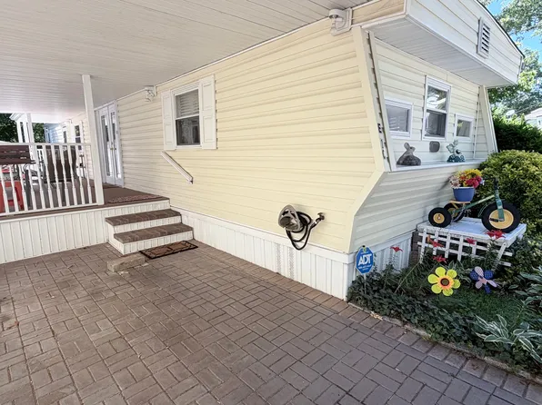 658 Sound Ave #E10, Calverton, NY 11933